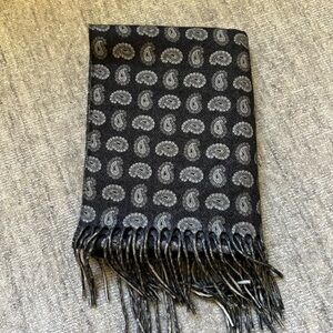 Elegant Black and Gray Paisley Scarf Franco Ferrari